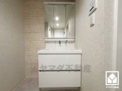 収納付きでスッキリお使い頂ける3面鏡の洗面台です。洗面ボウルが広めなので、忙しい朝でも身支度がしやすく時短になります。