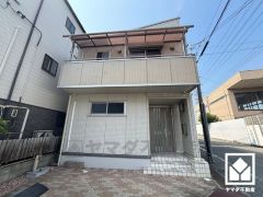 南向きバルコニーで陽当たり、風通し良好。広々としているため、お洗濯物をたっぷりと干す事ができます。屋根付きなので急な雨の日も安心ですね。