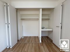 新たに家具を買わなくても良いので、ハンガーパイプ付きのクローゼットは嬉しいですね。