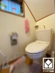 明るく清潔感溢れるトイレです。温水洗浄便座付きで、季節を問わずいつでも温かい便座をお使いいただけます。