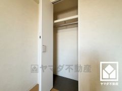 新たに家具を買わなくても良いので、ハンガーパイプ付きのクローゼットは嬉しいですね。奥行きがあるので、収納力も申し分ありません。