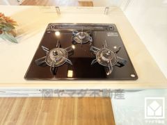 毎日の料理がもっとスムーズに。便利な3口コンロ付きキッチン。