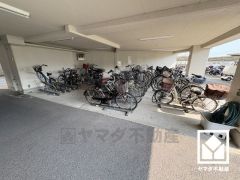 サイクルラックの設置された屋内駐輪場を完備。スッキリ整理されて、自転車同士の接触や転倒の心配がございません。（年額1200円）