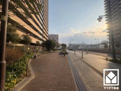 車・バイクは北側から、人は南側・西側のエントランスから出入りする歩車分離設計になっており、安全性にも配慮されています。