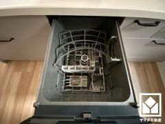 毎日の家事の負担を軽減でき、水道代の節約にもなる食器洗乾燥機付き。