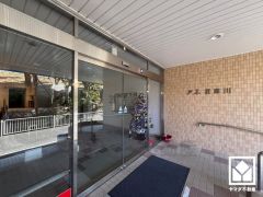 広々とした明るいエントランス。綺麗に整備されており、帰宅時や来客時にも気持ちの良い空間です。