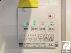 浴室暖房乾燥機付き。真冬の寒い浴室を暖かく、また雨の日の洗濯物の乾燥にと多用途に活躍する機能です。