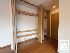 新たに家具を買わなくても良いので、ハンガーパイプ付きのクローゼットは嬉しいですね。