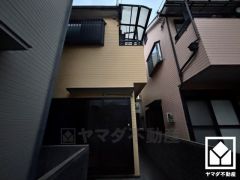 玄関スペースにはベビーカーなどを置いていただける余裕がございます。広々としたドアで、ベビーカーでの出入りも楽々です。