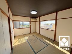 客間にも、ワークスペースにも、家族のくつろぎ空間にも。暮らしに寄り添う、自由に使える和室。