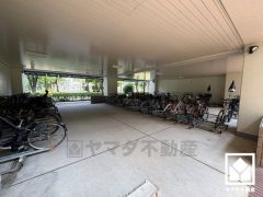 サイクルラックの設置された屋内駐輪場を完備。スッキリ整理されて、自転車同士の接触や転倒の心配がございません。
