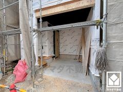 武庫川沿いを南へ下るとすぐに河口が見えてくる海に近い立地です。海を臨んで展望テラスや広場、フラワーガーデンなども整備された「鳴尾浜臨海公園」があり、海釣りなども楽しめます。