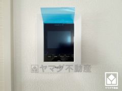 突然の来訪時でも安心なモニター付きインターホンを完備。お留守番中のお子様でも簡単に来訪者の確認ができます。