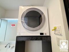 ガス衣類乾燥機「乾太くん」付き。雨や花粉、PM2.5などが気になる日でも、天候に左右されずふんわりと洗濯物を乾かせます。シワがつきにくいのも嬉しいポイント。