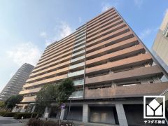 明るい白色で統一された清潔感のあるデザインが魅力のシステムキッチンです。統一されたデザインのカップボードも完備しており、スッキリとした空間が保てます。