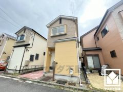 デザイナーズライクなおしゃれな外観。窓が多く、陽当たりの良い立地。