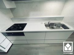 キッチンは空間を有効活用できる壁付けタイプ。毎日の料理がもっとスムーズになる、便利な3口コンロ付き。