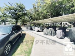 屋根付きのバイク置場なので、雨や風、直射日光から大切なお乗り物を守ることができます。