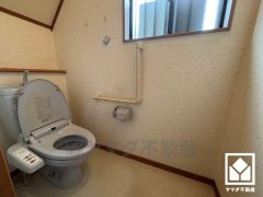 明るく清潔感溢れるトイレです。温水洗浄便座付きで、季節を問わずいつでも温かい便座をお使いいただけます。手すりがございますので、立ち座りも楽になります。