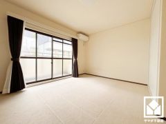 約8.3帖の洋室です。全居室に窓がございます。明るい陽光がたっぷり差し込む心地よい生活空間です。