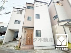 キッチンには窓がございますので、昼間は手元が明るく、お料理がはかどります。