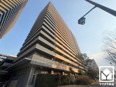 敷地東側にショッピングモール「あまがさきキューズモール」が隣接しています。「阪神百貨店」や「アル・プラザ」「MOVIX」、100を越える豊富な専門店など店舗が充実しており、お買い物には困りません。