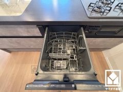 毎日の家事の負担を軽減でき、水道代の節約にもなる食器洗乾燥機付き。