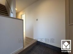 シンプルで洗練された玄関スペース。帰るたびにホッとできる、心地よい住まいの入り口。