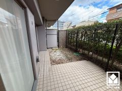東側テラスのため、朝日が気持ちよく入り爽やかな一日を始められます。ガーデニングなどがお楽しみいただける専用庭付き。お花への水やりなどがしやすくなるスロップシンクもございます。