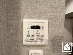 浴室暖房乾燥機付き。真冬の寒い浴室を暖かく、また雨の日の洗濯物の乾燥にと多用途に活躍する機能です。