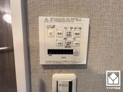 浴室暖房乾燥機付き。真冬の寒い浴室を暖かく、また雨の日の洗濯物の乾燥にと多用途に活躍する機能です。