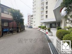 分譲駐車場付きの物件となっております。重い荷物や雨の日の移動もスムーズで、快適なカーライフを実現。（月額3,400円）