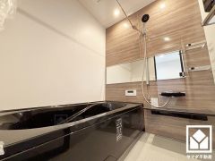 ゆったり足が伸ばせるので、毎日の疲れを癒やすバスタイムを実現。ナチュラルな木目調のアクセントパネルは落ち着いた雰囲気を演出してくれます。鏡が横長なので、お子様でも見やすく便利です。