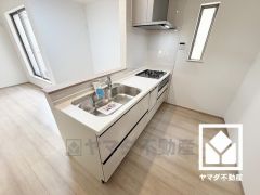 対面式キッチンなのでお料理中でもお子様の様子が分かって安心です。キッチン横には窓がございますので、昼間は手元が明るく、お料理がはかどります。