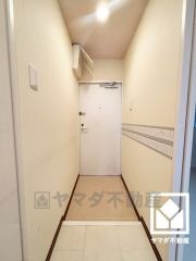 シンプルで洗練された玄関デザイン。帰るたびにホッとできる、心地よい住まいの入り口。