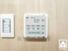 浴室暖房乾燥機付き。真冬の寒い浴室を暖かく、また雨の日の洗濯物の乾燥にと多用途に活躍する機能です。