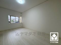 出窓付きで明るくメリハリのある空間です。おしゃれなインテリアが映えるデザイン性の高い洋室で、リラックスしたひとときを過ごせます。