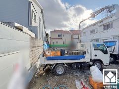 家族との時間も、自分だけの時間も心地よく過ごせる。シンプルで飽きのこない設計が、暮らしに余白をもたらします。この住宅は、日々の暮らしをそっと支えてくれます。