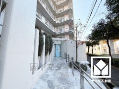 9階建て7階部分で前面に視界を遮る高い建物がなく、開放的な景色が広がります。開放感あふれる眺望と利便性が融合した住まい──穏やかな毎日をここから。