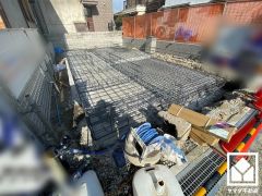 「グルメシティ西大島店」まで徒歩3分、「デイリーヤマザキ稲葉荘1丁目店」まで徒歩3分、「キリン堂尼崎大庄北店」まで徒歩6分など、お買い物施設が徒歩圏内に複数あり便利な住環境です。