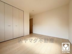 約7.5帖の洋室です。全居室6帖以上のゆとりある居住空間?で、広々お使いいただけます。全居室フローリングでお掃除もラクラクです。