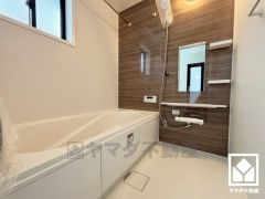 1日の疲れを癒す浴室でゆったりリフレッシュ。ナチュラルな木目調のアクセントパネルは落ち着いた雰囲気を演出してくれます。