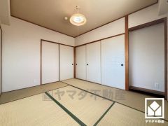 陽光がたっぷり差し込む洗練された和室。温かみのある畳のスッキリとしたデザインが、暮らしを心地よく彩ります。