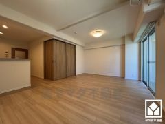 広々17.6帖のLDKが魅力。家族全員がリラックスできる、ゆったりとした快適リビングで温かい団らんの時間を。