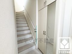 お出かけの前のチェックにも便利な鏡付きです。