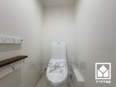明るく清潔感溢れるトイレです。温水洗浄便座付きで、季節を問わずいつでも温かい便座をお使いいただけます。
