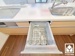 毎日の家事の負担を軽減でき、水道代の節約にもなる食器洗乾燥機付き。