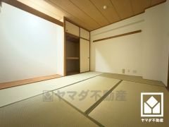 約6.6帖の和室です。リビングに隣接しており一体利用も可能です。子どもの遊び場、お昼寝スペース、時には書斎にも。開放的にも、落ち着いたプライベート空間にもなる和室の魅力をぜひ。