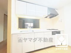 カウンターキッチンなので配膳や片付けがしやすく、お料理中でもお子様の様子が分かって安心です。明るい白色で統一された清潔感のあるデザインが魅力のシステムキッチンです。