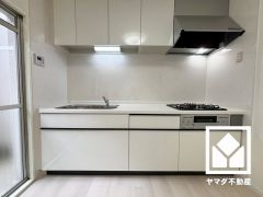 毎日の料理がもっとスムーズに。便利な3口コンロ付きキッチン。調理に手間がかかりがちな肉や魚を、短時間でサッと焼き上げることができるグリルもございます。
